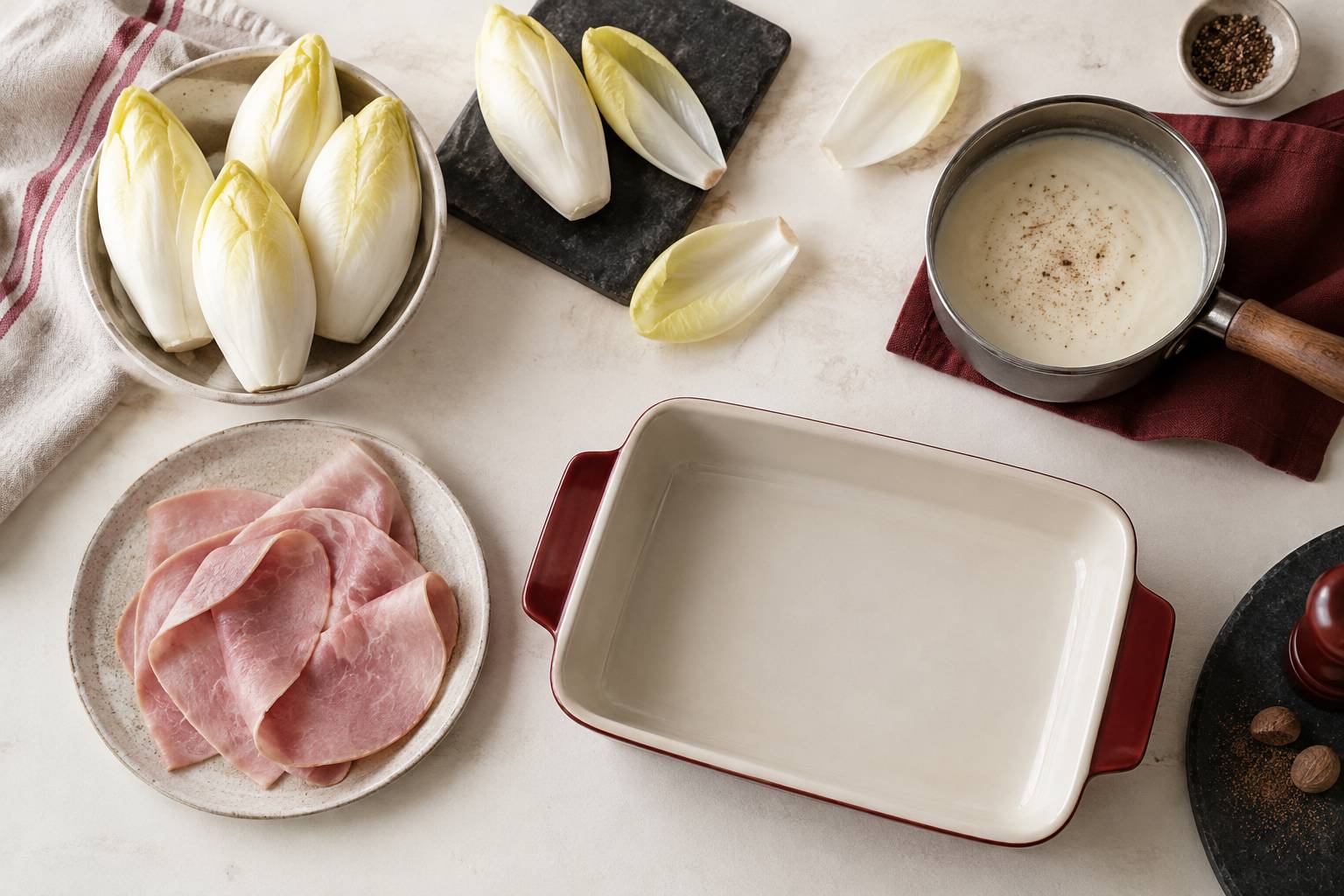 Endives fraiches, jambon et sauce blanche sur un plan de travail de cuisine